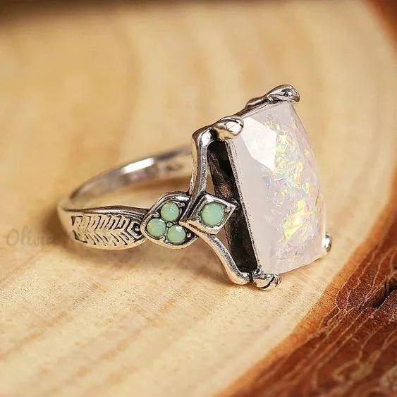 Bague Vintage en Opale Blanche Argentée