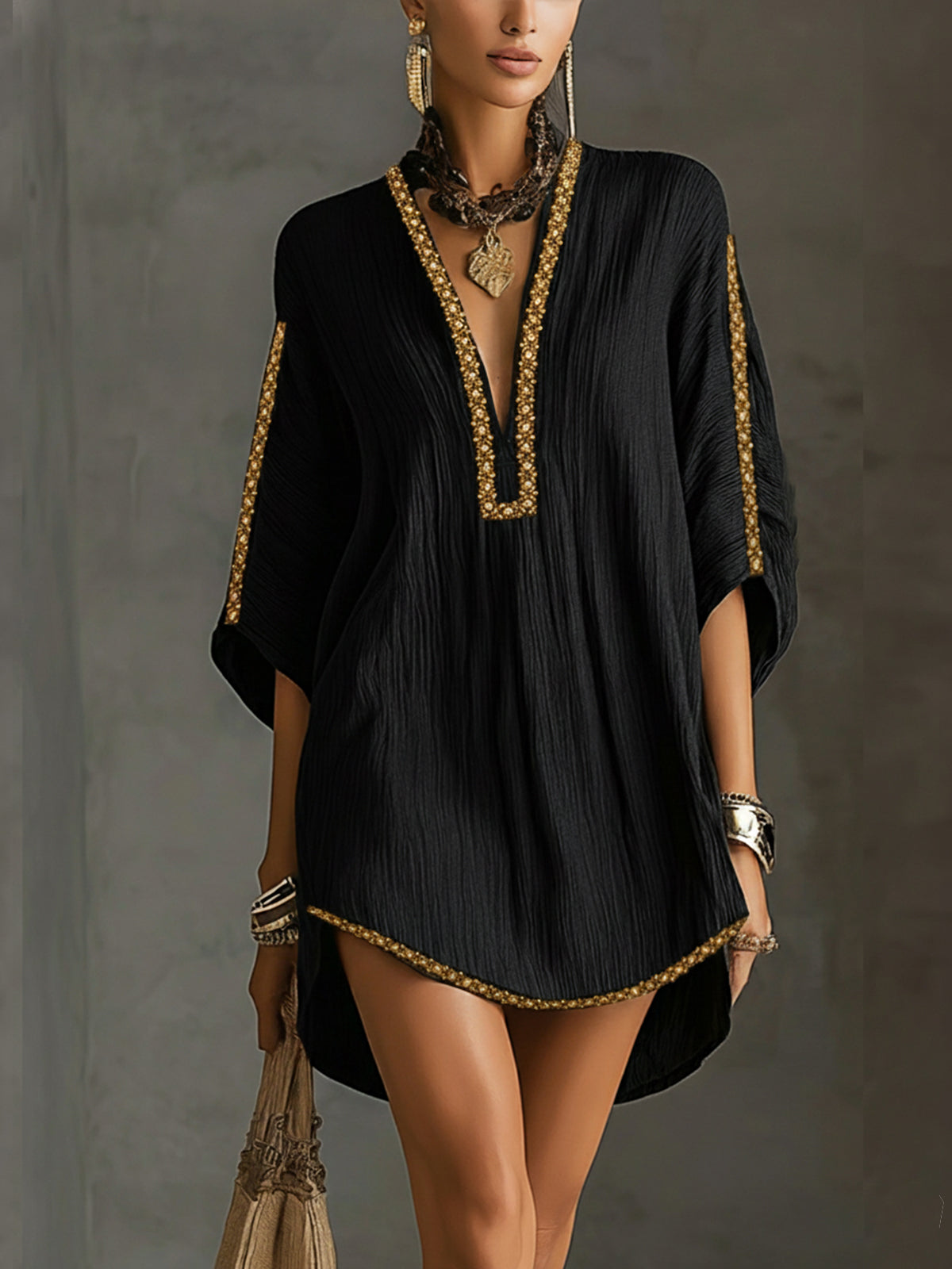 Robe Mini Noire — Col V Profond Manches Courtes