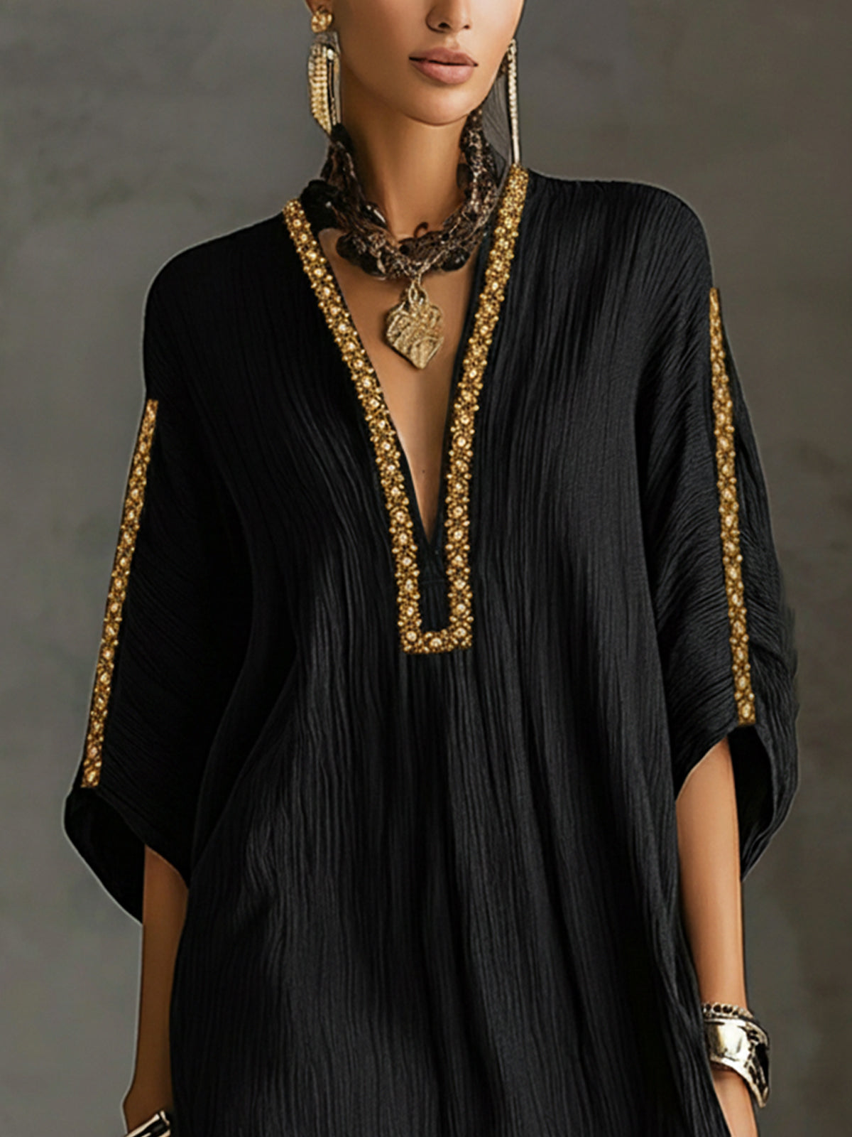 Robe Mini Noire — Col V Profond Manches Courtes