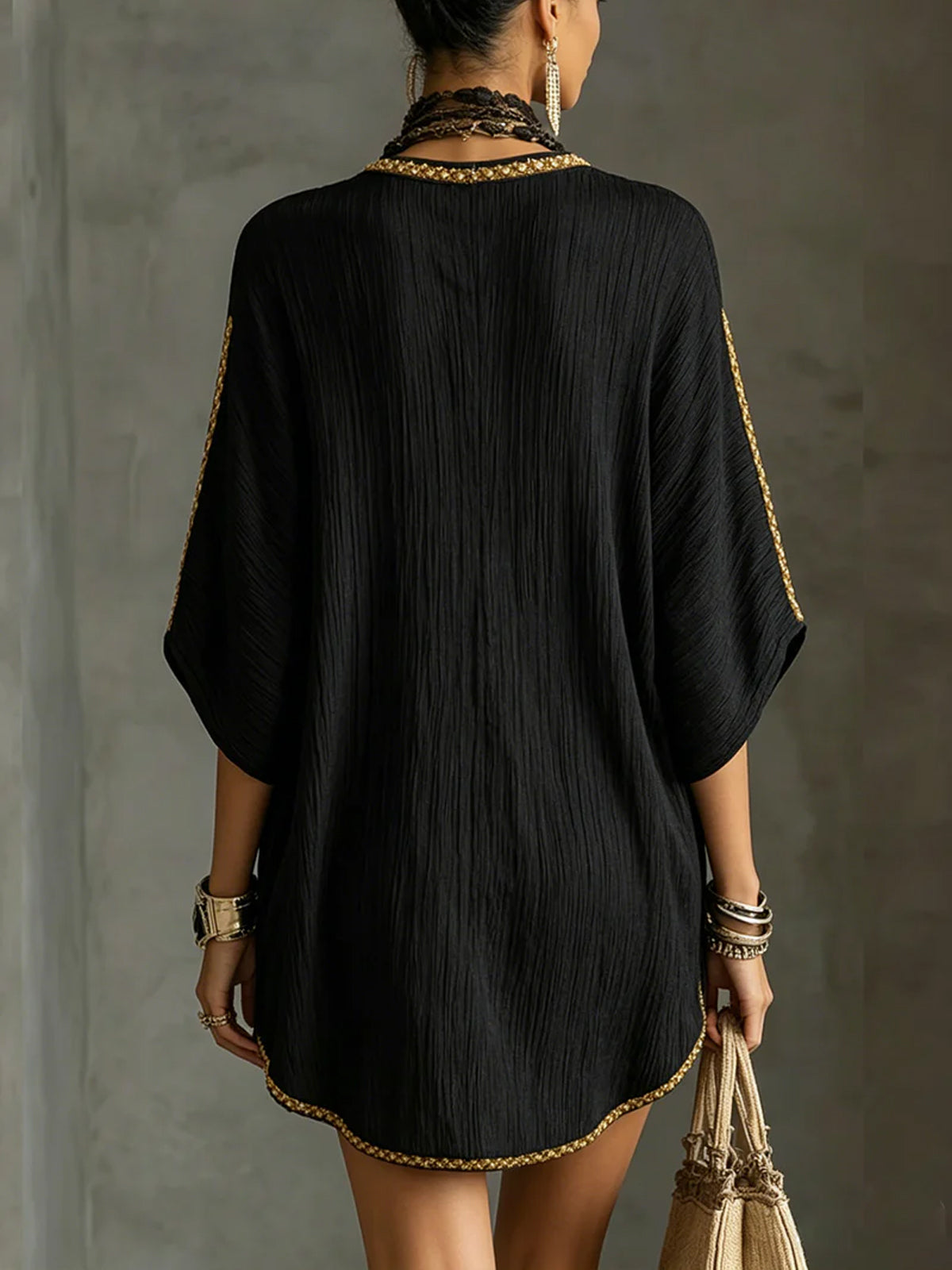 Robe Mini Noire — Col V Profond Manches Courtes